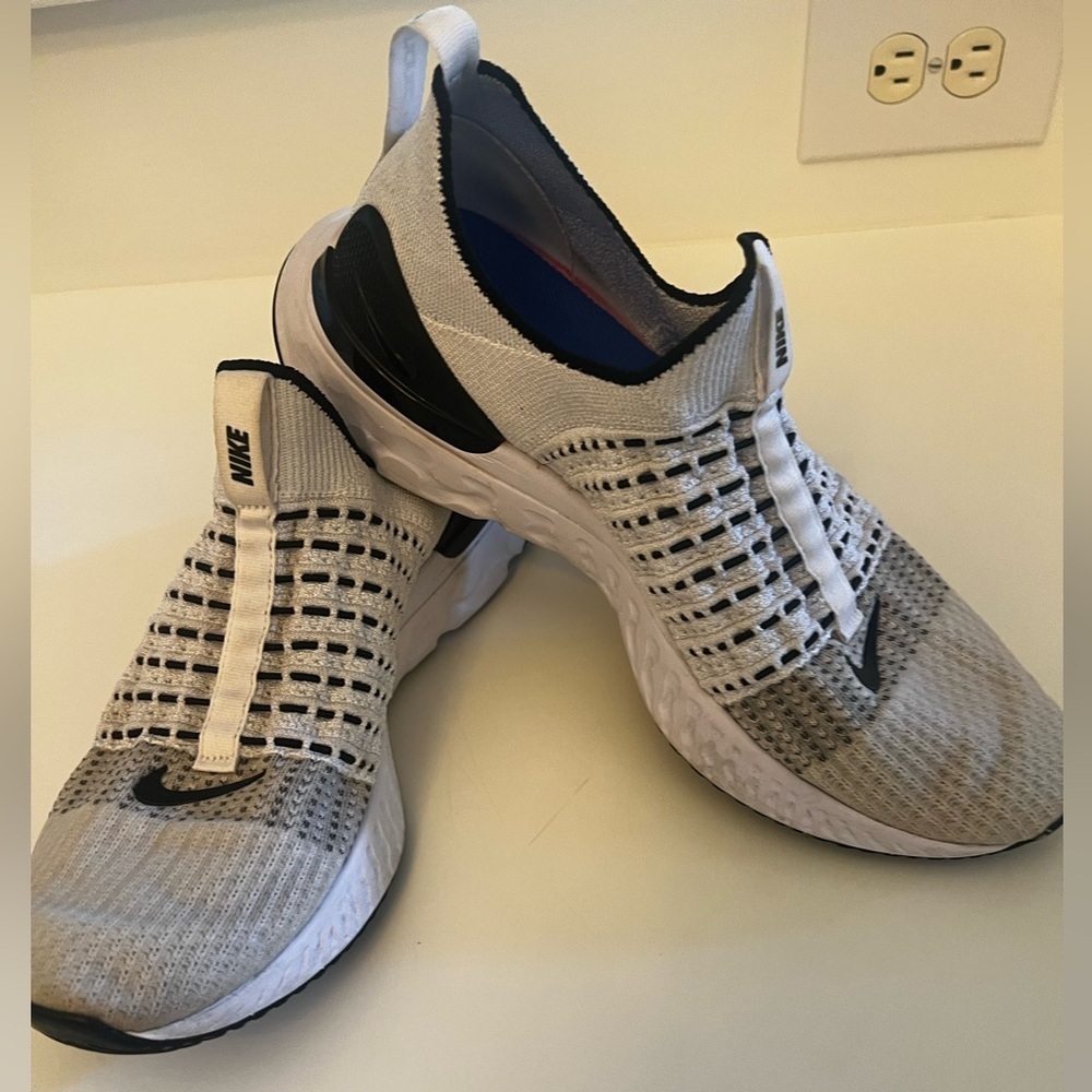 NIKES MEN’S REACT PHANTOM FLY KNIT 2 RUNNING SHOES WHITE/GREY. SIZE 11
